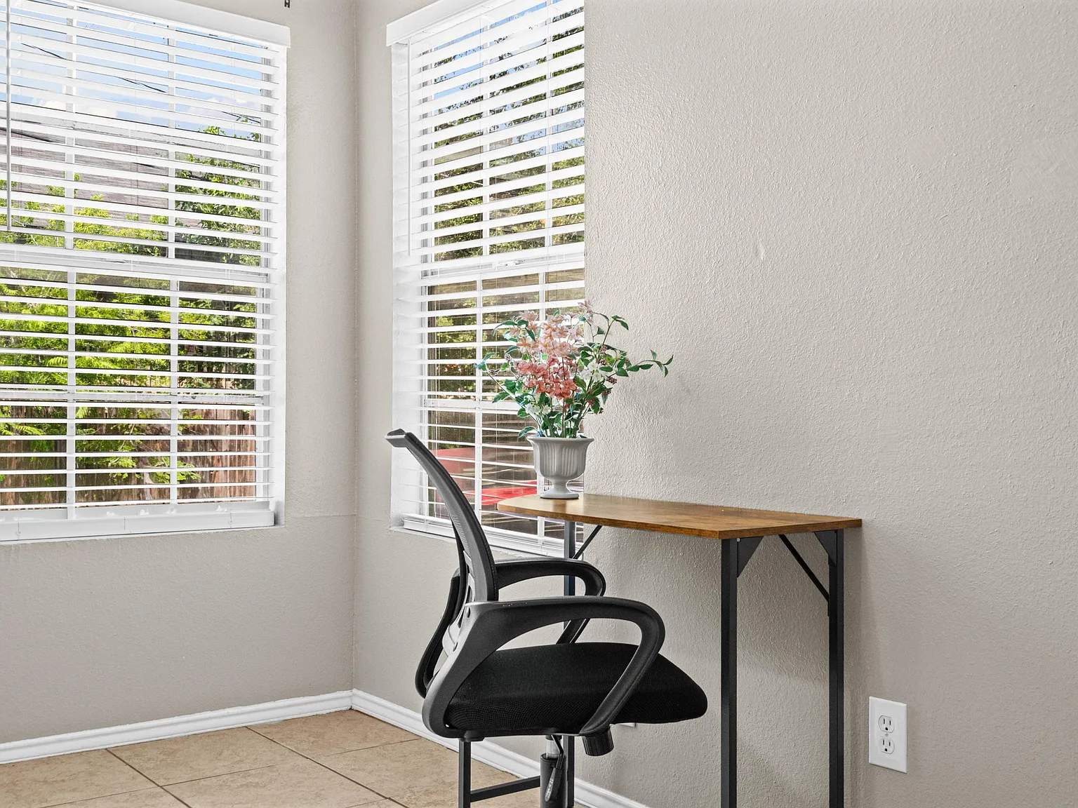 3 bed, 2.0 bath, 1250 sqft, $1,356 — Photo 2