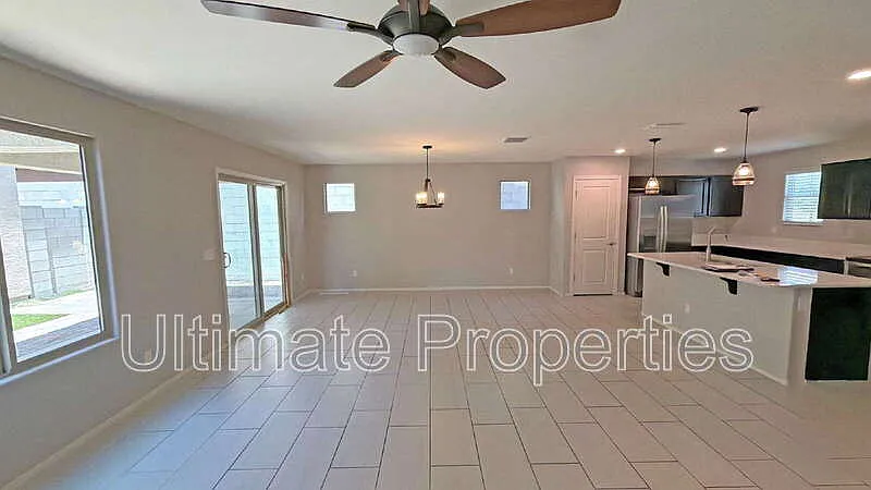 3 bed, 3.0 bath, 2284 sqft, $2,195 — Photo 4