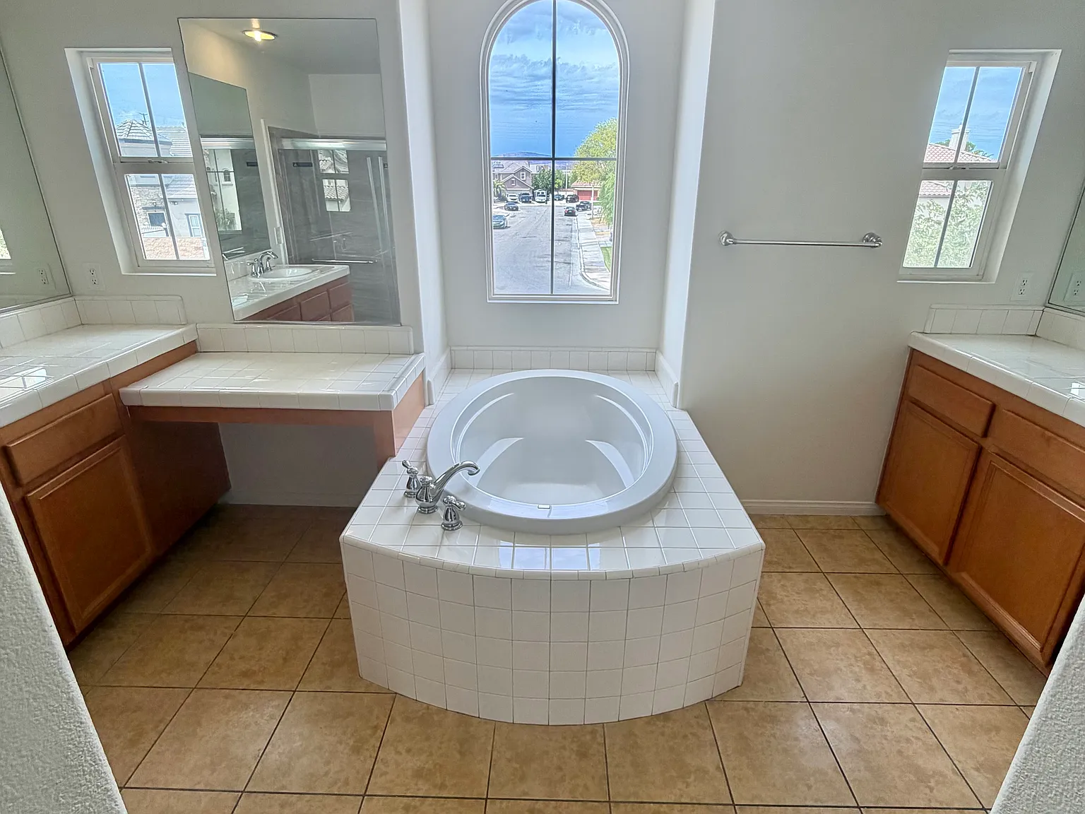 6 bed, 3046 sqft, $3,300 — Photo 2
