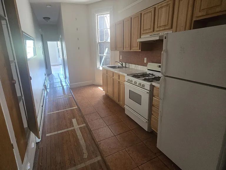 92 Wayne St #4L — Photo 2