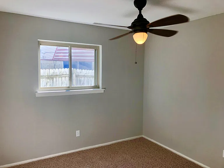 913 Russell Ln — Photo 5