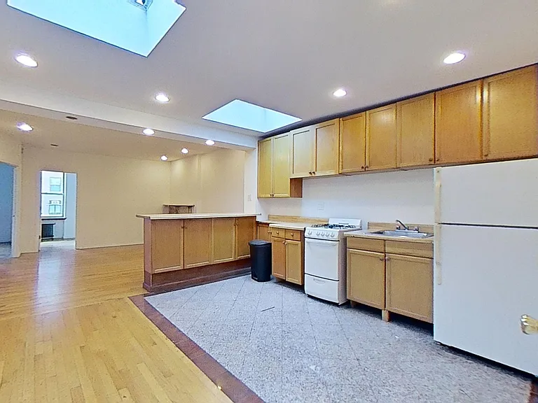 322 2nd Ave #5 — Photo 5