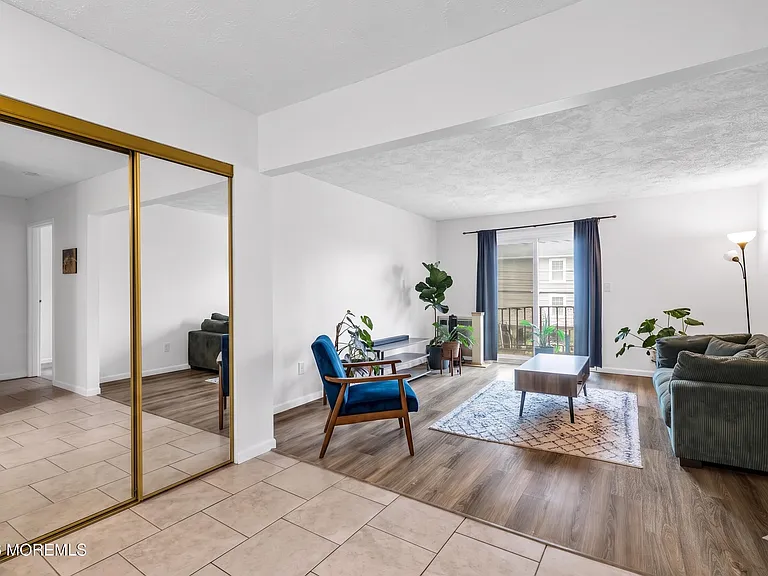 321 Shore Dr #18 — Photo 1