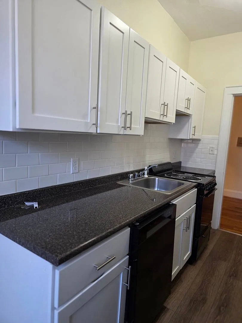 No Brokers Fee, No Security Deposit, Large Unit, BC/ Cleveland Circle Area, Heat, Hot Water Included — Photo 3