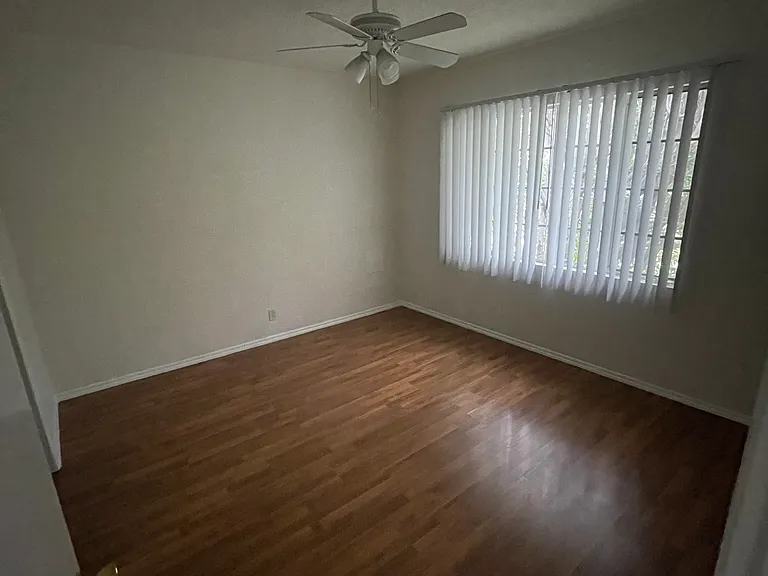 1560 N Laurel Ave — Photo 14