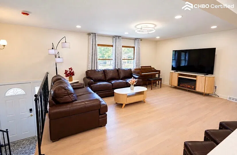 Hobart IN Furnished House — Photo 3
