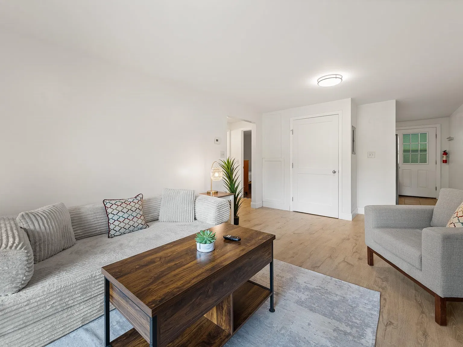 2 bed, 1.0 bath, 780 sqft, $12,000 — Photo 4