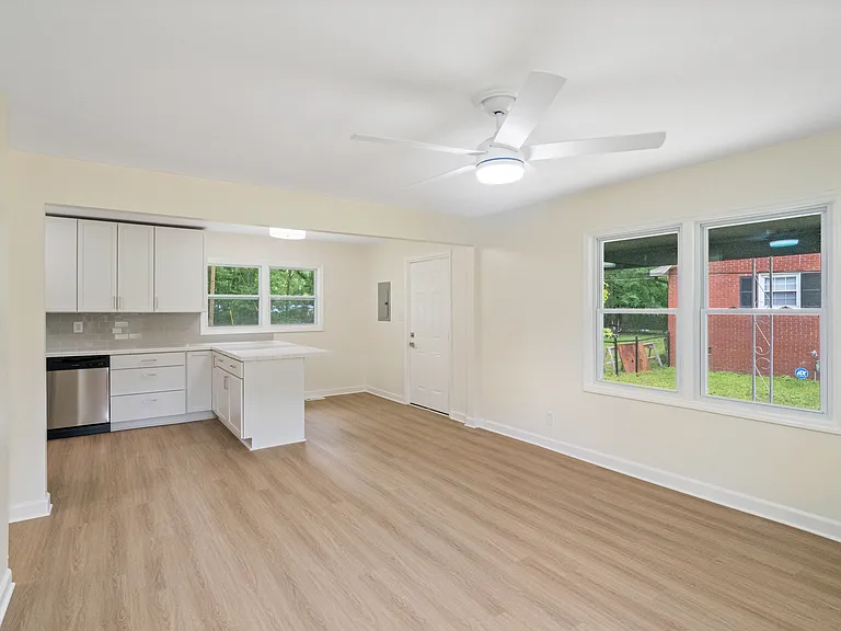 1009 Sylvia Cir — Photo 5