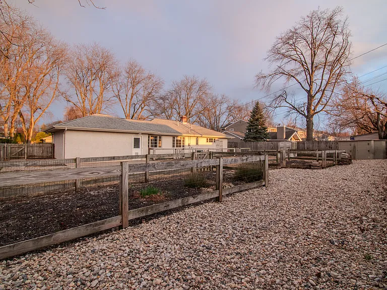 2861 Wellesley Dr — Photo 34