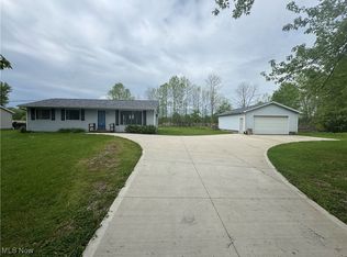 1013 Evening Star Dr, Roaming Shores, OH 44085