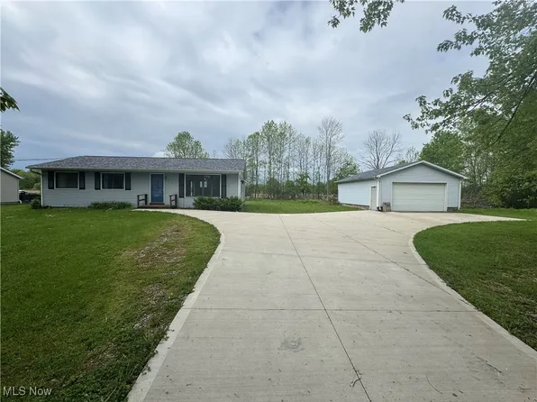 1013 Evening Star Dr, Roaming Shores, OH 44085