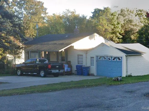 4845 Hatchery Rd, Waterford, MI 48329