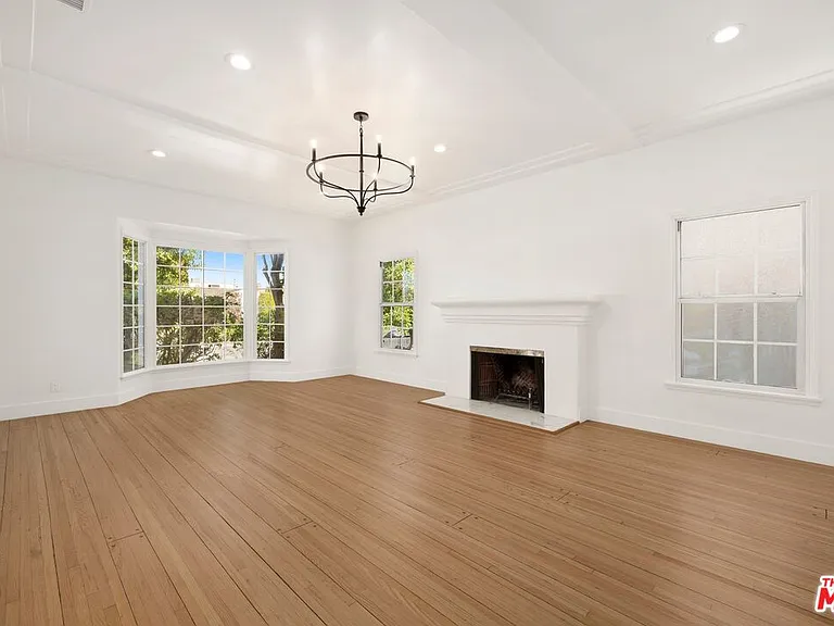 211 S Formosa Ave — Photo 2