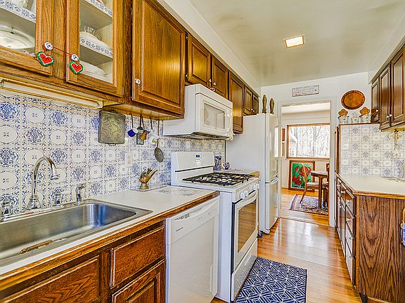 3rd image of 1457 Woodland Dr