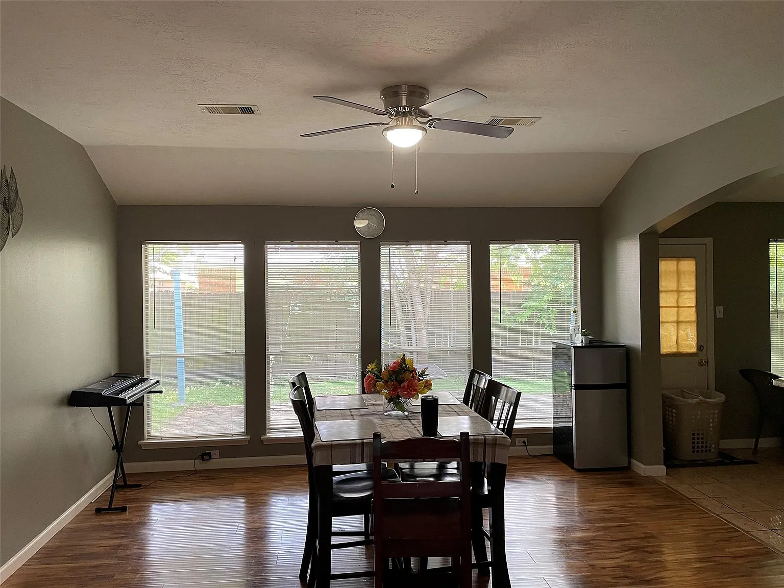 4 bed, 2.0 bath, 2025 sqft, $2,300 — Photo 3