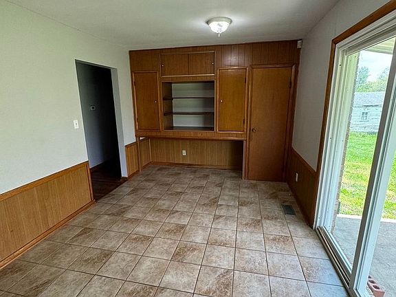 4th image of 105 E Rose Ln