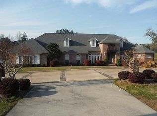 11 Twin Oaks Pl, Laurel, MS 39440