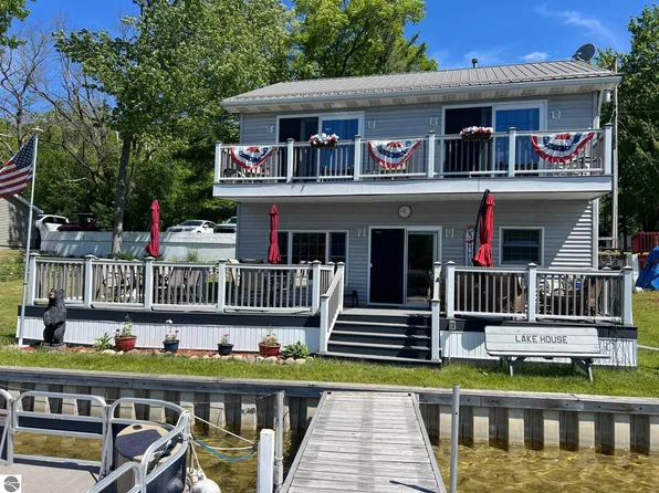 1516 Forest Rd, Harrison, MI 48625