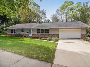 359 Parkland Dr SE, Cedar Rapids, IA 52403