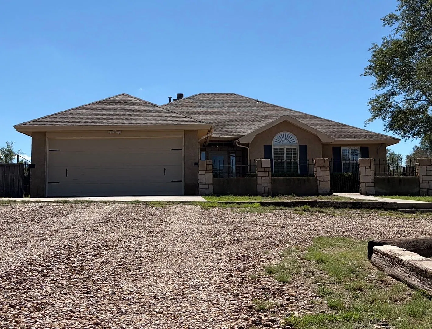 Private Shallowater 4 Bedrooms 2 Bath, 1 Acre Lot — Photo 1