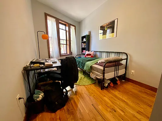 Rented by Safdie Realty Group | media 12