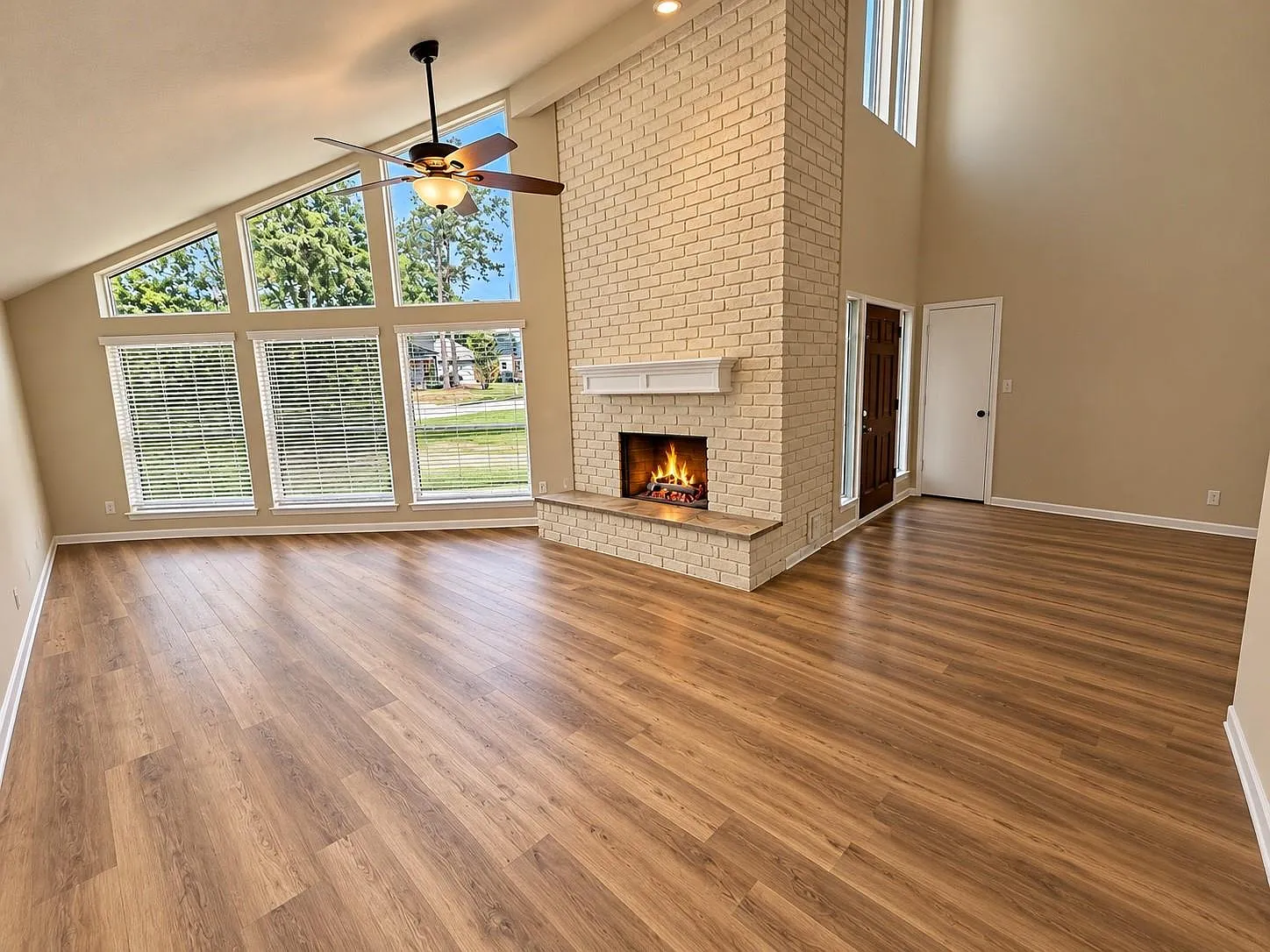 3 bed, 2.0 bath, 1435 sqft, $1,975 — Photo 3