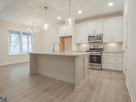4th image of 390 Maple View Dr
