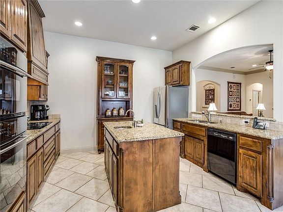 3rd image of 124 Royal Dr