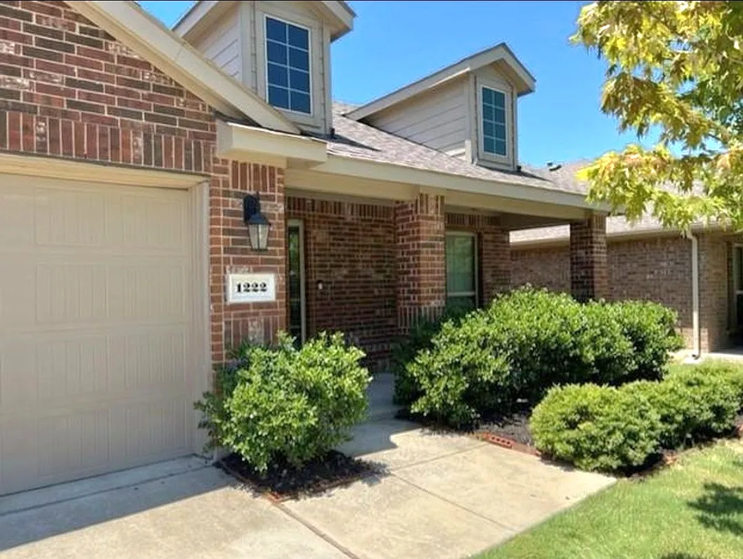 4 bed, 2074 sqft, $2,345 — Photo 2