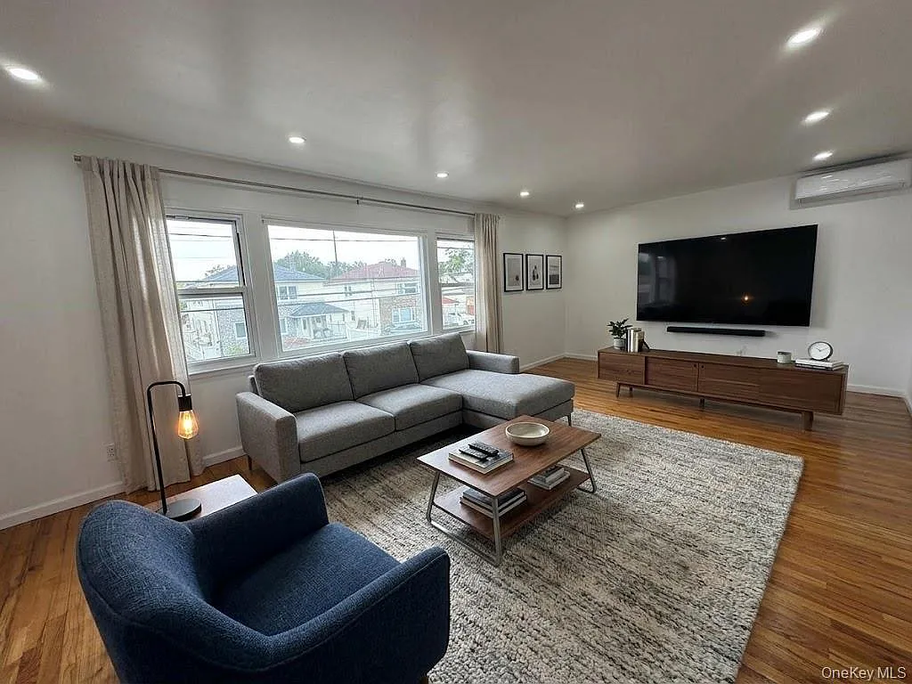 3 bed, 1.0 bath, 1200 sqft, $3,700 — Photo 2