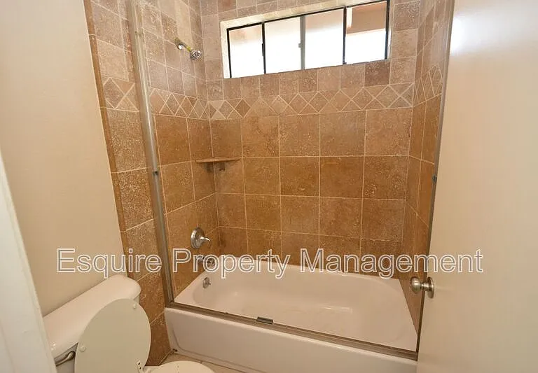 564 Rosewood Ave — Photo 9