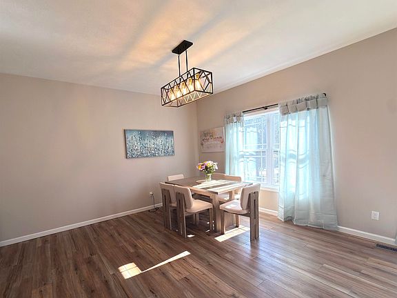 5th image of 2364 School House Rd