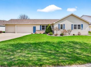 718 Applewood Dr, Kimberly, WI 54136