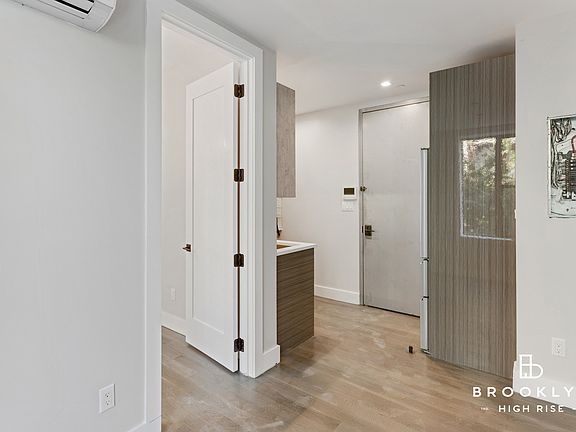 4th image of 358 Irving Ave #2MIDD