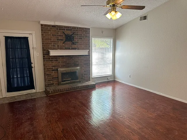 3 bed, 1274 sqft, $1,900 — Photo 2