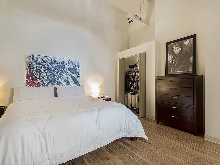 1555 California St #301 — Photo 9
