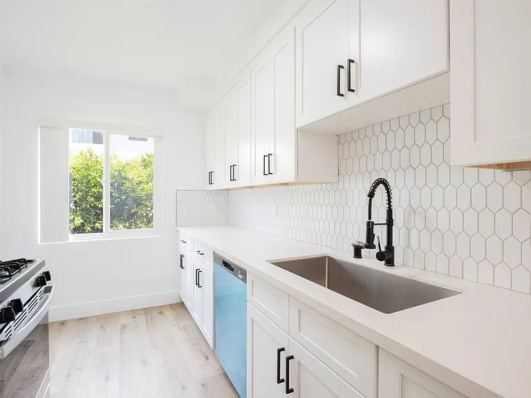904 N Sierra Bonita Ave — Photo 1