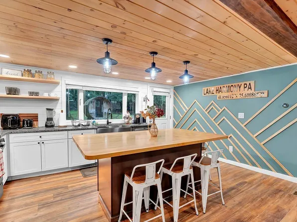55 Lakeview Dr, Lake Harmony, PA 18624
