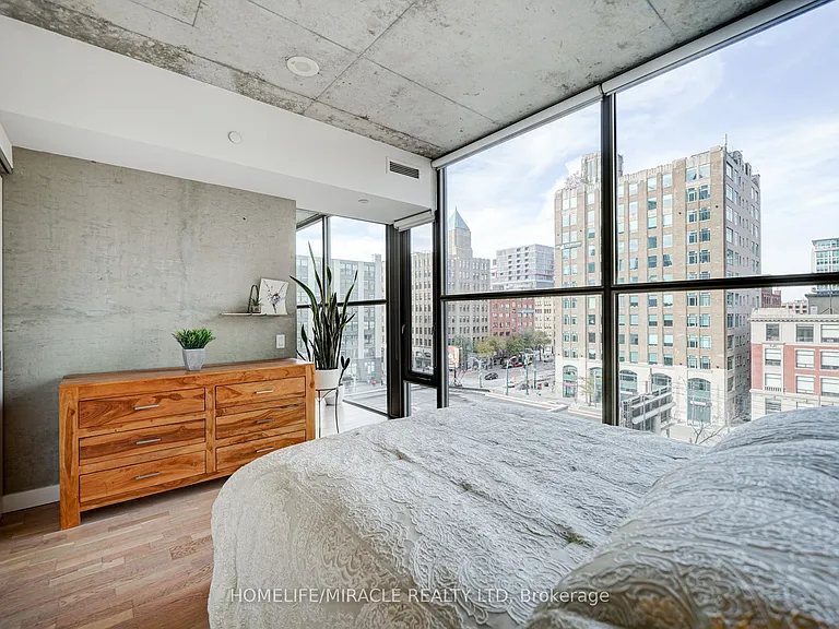 25 Oxley St #701 — Photo 35