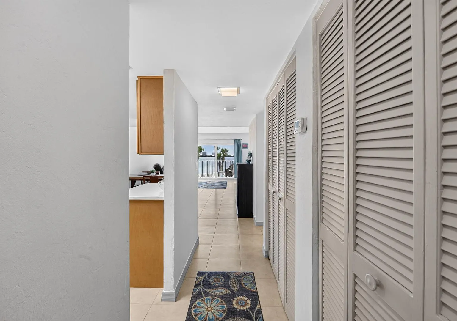 Beautiful Furnished Riverfront Condo — Photo 3