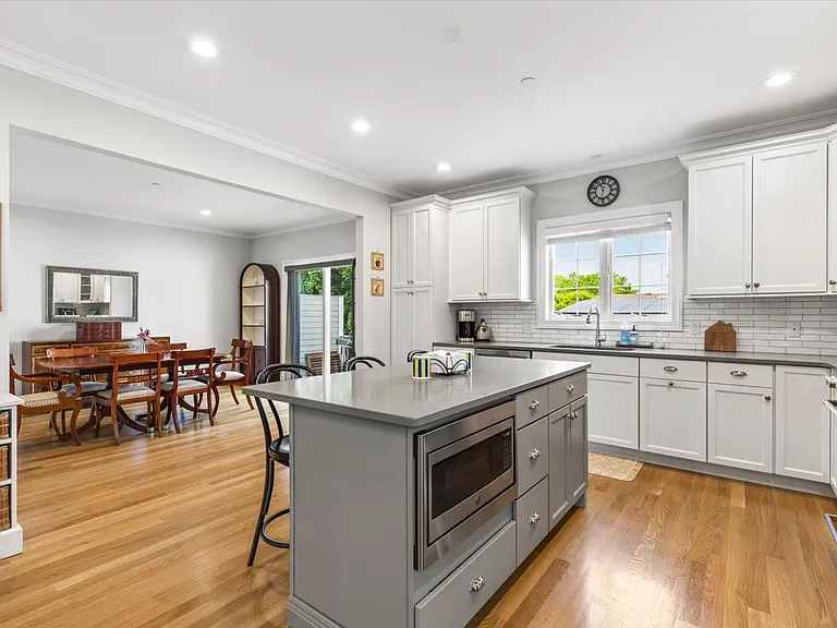77 Lakeview Ave E — Photo 8