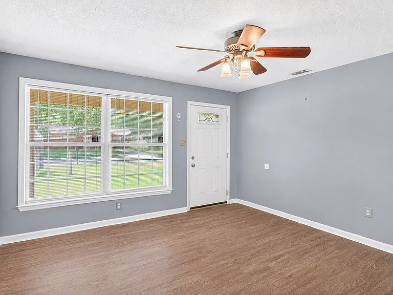 1621 Cloverdale Dr — Photo 3
