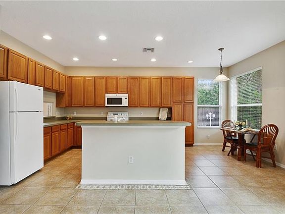 5th image of 995 Sadie Ln
