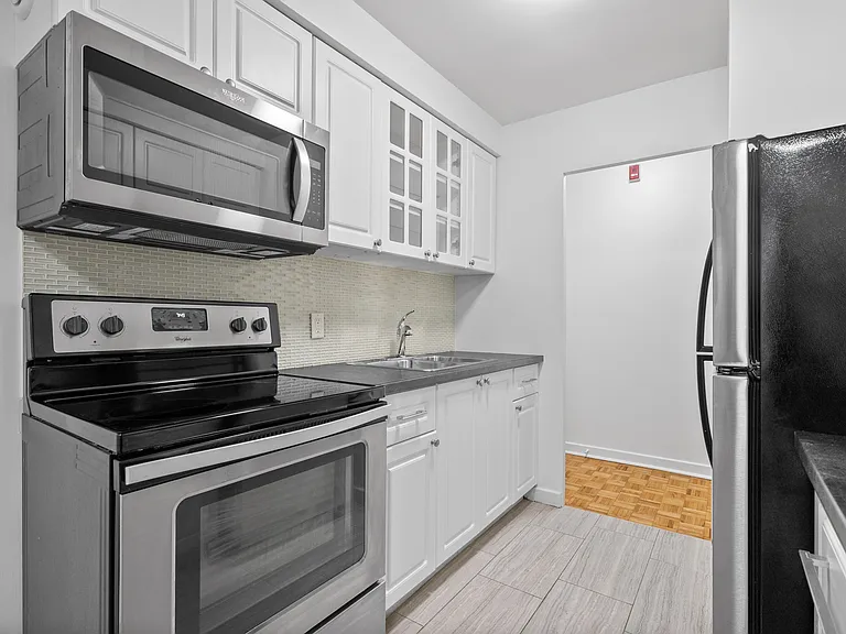 14 Deer Park Cres — Photo 30