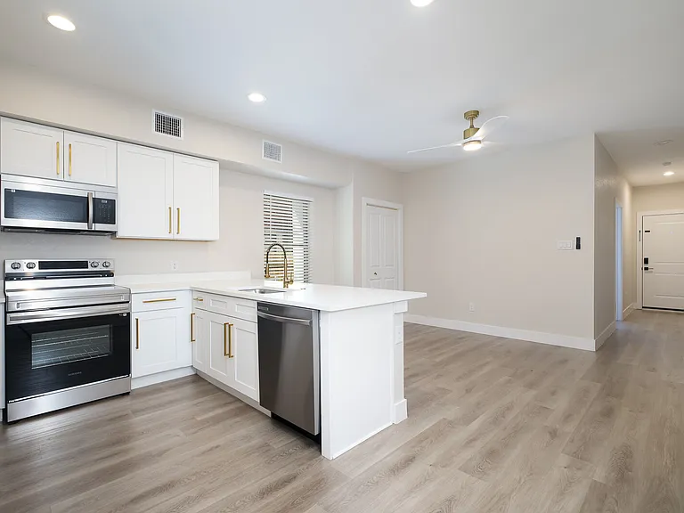 1644 W Mistletoe Ave #102 — Photo 6