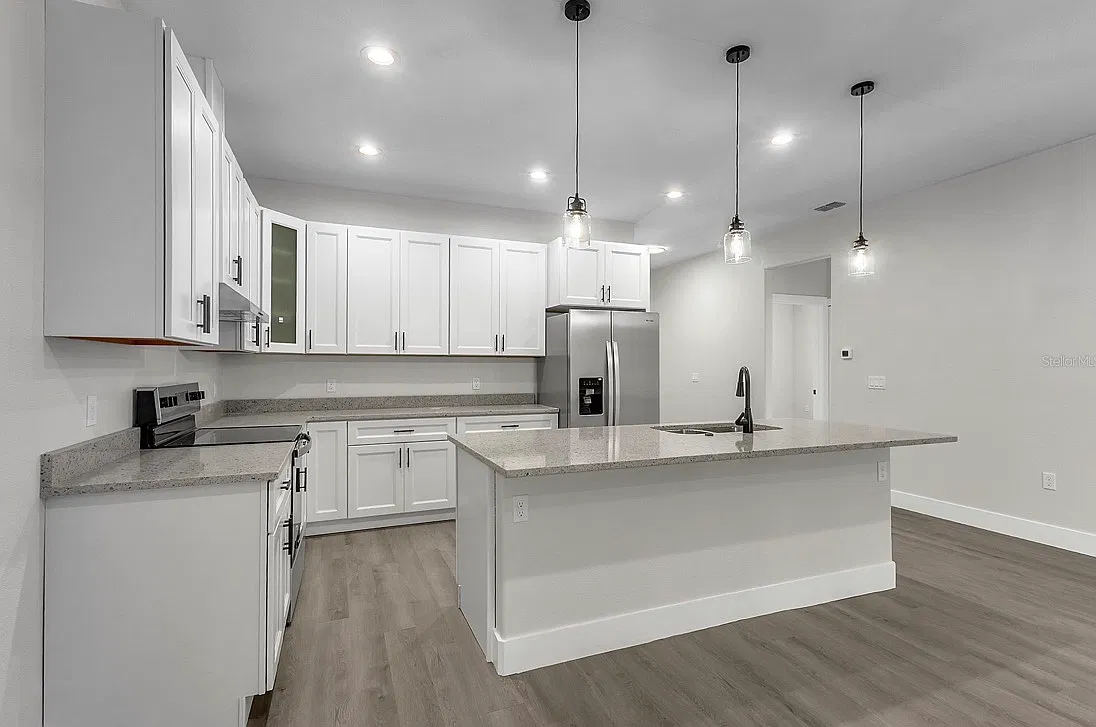3 bed, 1293 sqft, $2,100 — Photo 1