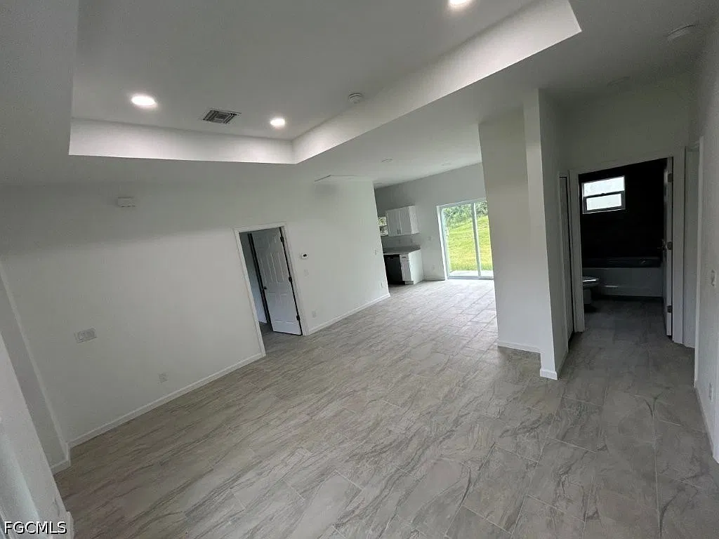 3 bed, 2.0 bath, 1055 sqft, $1,700 — Photo 4