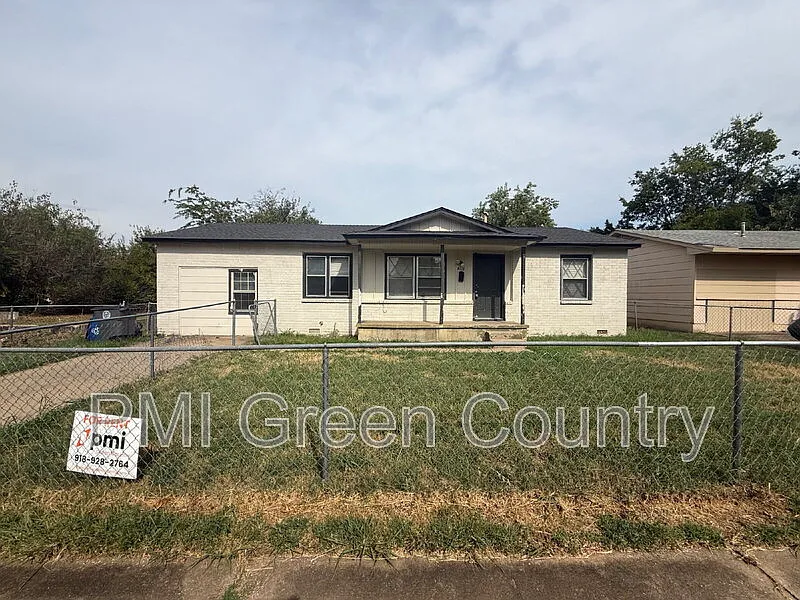 4 bed, 1.5 bath, 936 sqft, $1,095 — Photo 1