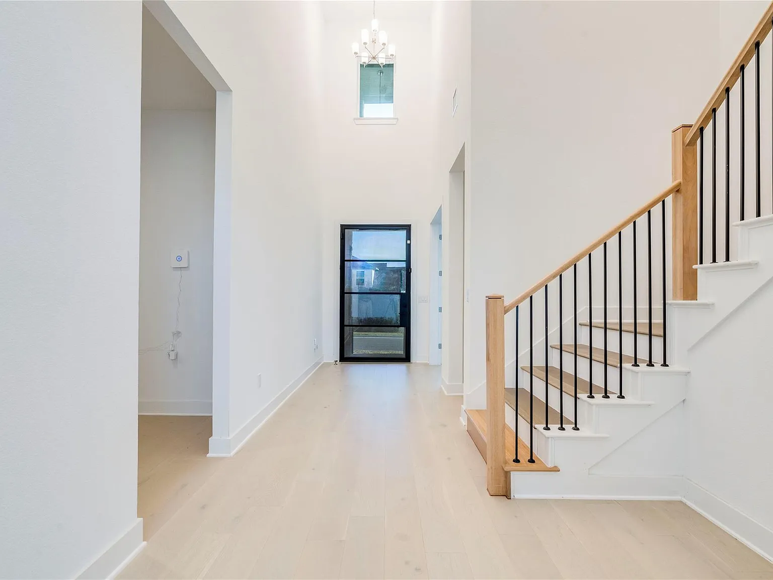 4 bed, 4.5 bath, 4588 sqft, $4,500 — Photo 3