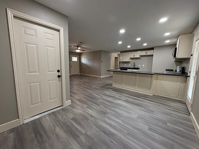 714 Upland Ln — Photo 9